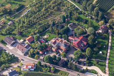 Vue aérienne de Hôtel Restaurant Rebstock Durbach à le quartier Heimbach in Durbach dans le département Bade-Wurtemberg, Allemagne