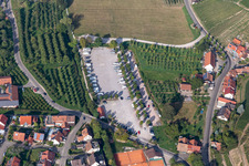 Vue aérienne de Caravanes et camping-cars sur l'aire de stationnement pour camping-cars Festplatz à le quartier Hilsbach in Durbach dans le département Bade-Wurtemberg, Allemagne