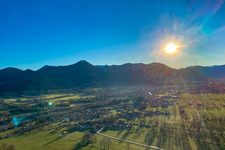 Vue aérienne de Lever de soleil sur la vallée de l'Isar à Lenggries dans le département Bavière, Allemagne