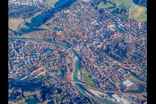 Vue aérienne de L'Isar sépare la ville à Bad Tölz dans le département Bavière, Allemagne