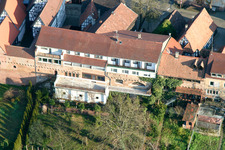 Vue aérienne de Maison à colombages et immeuble d'appartements dans la vieille ville et le centre-ville Am Hinterstädel à Jockgrim dans le département Rhénanie-Palatinat, Allemagne