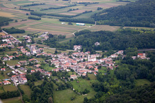 Vue aérienne de Calle dans le département Frioul-Vénétie Julienne, Italie
