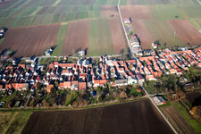 Vue aérienne de Rue principale à Freckenfeld dans le département Rhénanie-Palatinat, Allemagne