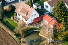 Rue principale à Freckenfeld dans le département Rhénanie-Palatinat, Allemagne d'en haut