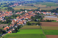 Vue aérienne de Rue principale vue de l'est à Minfeld dans le département Rhénanie-Palatinat, Allemagne