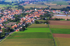 Vue aérienne de Rue principale vue de l'est à Minfeld dans le département Rhénanie-Palatinat, Allemagne