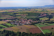 Vue aérienne de Vue du village depuis le nord-est à Barbelroth dans le département Rhénanie-Palatinat, Allemagne