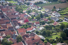 Vue aérienne de Au jardin paroissial à le quartier Heuchelheim in Heuchelheim-Klingen dans le département Rhénanie-Palatinat, Allemagne