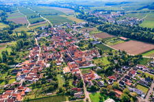 Vue aérienne de Rue principale vue de l'est à le quartier Heuchelheim in Heuchelheim-Klingen dans le département Rhénanie-Palatinat, Allemagne