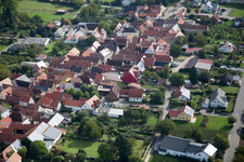 Vue aérienne de Au jardin paroissial à le quartier Heuchelheim in Heuchelheim-Klingen dans le département Rhénanie-Palatinat, Allemagne