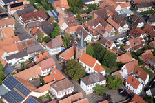 Vue aérienne de Église, rue principale à le quartier Heuchelheim in Heuchelheim-Klingen dans le département Rhénanie-Palatinat, Allemagne