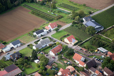 Vue oblique de Au jardin paroissial à le quartier Heuchelheim in Heuchelheim-Klingen dans le département Rhénanie-Palatinat, Allemagne