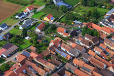 Vue aérienne de Rue principale x Am Pfarrgarten à le quartier Heuchelheim in Heuchelheim-Klingen dans le département Rhénanie-Palatinat, Allemagne