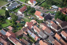 Vue sur le village à le quartier Heuchelheim in Heuchelheim-Klingen dans le département Rhénanie-Palatinat, Allemagne d'en haut