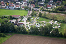 Vue aérienne de Caravanes et tentes - camping et emplacement pour tentes au bord de la piscine extérieure du quartier Ingenheim de Billigheim-Ingenheim à le quartier Klingen in Heuchelheim-Klingen dans le département Rhénanie-Palatinat, Allemagne