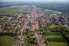 Vue aérienne de Vue des rues et des maisons des quartiers résidentiels à Kandel dans le département Rhénanie-Palatinat, Allemagne