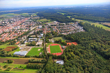 Photographie aérienne de Bienwaldhalle, école polyvalente intégrée Kandel et stade Bienwald à Kandel dans le département Rhénanie-Palatinat, Allemagne