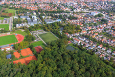Vue aérienne de Club de tennis, école polyvalente intégrée Kandel et stade Bienwald à Kandel dans le département Rhénanie-Palatinat, Allemagne