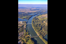 Vue aérienne de Ponts sur le Rhin pour le chemin de fer et la route fédérale 35 à Germersheim dans le département Rhénanie-Palatinat, Allemagne