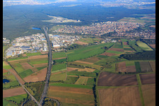 Vue aérienne de A61 vers la sortie d'autoroute Hockenheim à Hockenheim dans le département Bade-Wurtemberg, Allemagne