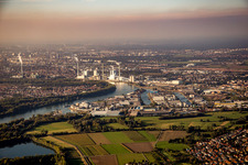 Vue aérienne de Backofen-Riedwiesen devant le Rheinauhafen à le quartier Rheinau in Mannheim dans le département Bade-Wurtemberg, Allemagne