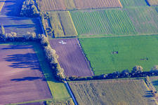 Vue aérienne de Avions de sport approchant l'aérodrome de Herrenteich à Hockenheim dans le département Bade-Wurtemberg, Allemagne