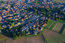 Vue aérienne de Mühlgasse et Waldstraße à la gare à Rheinzabern dans le département Rhénanie-Palatinat, Allemagne