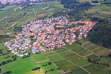 Vue aérienne de Vue du village depuis l'ouest à le quartier Malschenberg in Rauenberg dans le département Bade-Wurtemberg, Allemagne