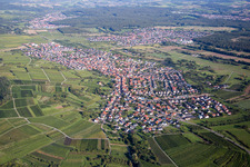 Vue aérienne de Vue des rues et des maisons dans les quartiers résidentiels à le quartier Rettigheim in Mühlhausen dans le département Bade-Wurtemberg, Allemagne