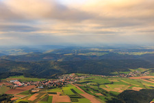 Vue aérienne de Ville du sud à le quartier Strümpfelbrunn in Waldbrunn dans le département Bade-Wurtemberg, Allemagne