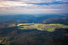 Vue aérienne de Structure de la tour de télécommunication et tour de télévision Katzenbuckel à le quartier Reisenbach in Mudau dans le département Bade-Wurtemberg, Allemagne