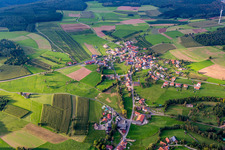 Vue aérienne de Vue sur le village à le quartier Steinbach in Mudau dans le département Bade-Wurtemberg, Allemagne