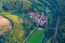Vue aérienne de Ensemble architectural du monastère Bronnbach avec jardin abbatial et église abbatiale de l'Assomption de Marie à le quartier Bronnbach in Wertheim dans le département Bade-Wurtemberg, Allemagne