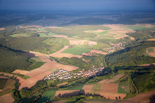 Vue aérienne de Champs agricoles et terres agricoles à le quartier Lindelbach in Wertheim dans le département Bade-Wurtemberg, Allemagne