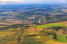 Vue aérienne de Vue de la ville sur le Main depuis le sud à le quartier Lengfurt in Triefenstein dans le département Bavière, Allemagne