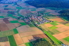 Vue aérienne de Nord-Ouest à le quartier Holzkirchhausen in Helmstadt dans le département Bavière, Allemagne