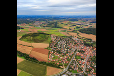 Vue aérienne de Village - vue sur la B8 depuis l'ouest à Uettingen dans le département Bavière, Allemagne