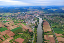 Vue aérienne de Les rives du Main à Zellingen dans le département Bavière, Allemagne