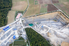 Vue aérienne de Carrière pour l'extraction et la production de gravier de Schraud Josef GmbH & Co. KG Schotterwerk à Retzstadt dans le département Bavière, Allemagne