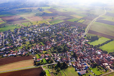 Vue aérienne de Vue d'ensemble du village depuis l'ouest avec St. Laurentius Obereuerheim et le château d'Euerburg et à le quartier Obereuerheim in Grettstadt dans le département Bavière, Allemagne