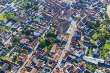 Vue aérienne de Église Saint-Kilian Hallstadt et hôtel de ville Hallstadt à Hallstadt dans le département Bavière, Allemagne