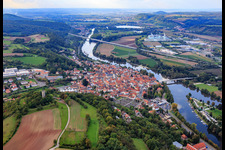 Vue aérienne de Vue de la ville sur les rives du Main à Eltmann dans le département Bavière, Allemagne