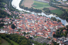 Vue aérienne de Les rives du Main à Eltmann dans le département Bavière, Allemagne
