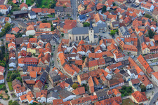 Vue aérienne de Église Saint-Michel et Saint-Jean-Baptiste sur la place du marché à Eltmann dans le département Bavière, Allemagne
