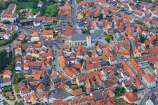 Vue aérienne de Église Saint-Michel et Saint-Jean-Baptiste sur la place du marché à Eltmann dans le département Bavière, Allemagne