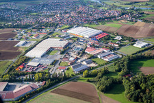 Vue aérienne de Zone industrielle et implantation d'entreprises Zone industrielle An der Siechkapelle à Knetzgau dans le département Bavière, Allemagne