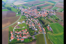 Vue aérienne de Vue du village depuis l'est à le quartier Dürrfeld in Grettstadt dans le département Bavière, Allemagne