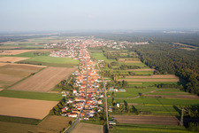 Vue aérienne de Vue sur les rues du long Rhin, principales et de la Sarre à travers Kandel à Kandel dans le département Rhénanie-Palatinat, Allemagne