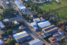 Vue aérienne de Zone industrielle Am Kleinwald du sud-est avec broderie Rieder et Getränke-Trauth GbR Propriétaire N. & C. Lachomski à Herxheim bei Landau dans le département Rhénanie-Palatinat, Allemagne
