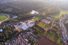 Vue aérienne de Zone industrielle Am Kleinwald du sud-est avec Hubert Eichenlaub Transporte und Spedition GmbH et installation sportive centrale à Herxheim bei Landau dans le département Rhénanie-Palatinat, Allemagne